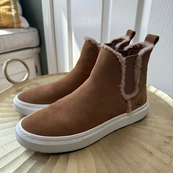UGG Slip-On Chelsea Boot in Chestnut Suede UGG slip-on Chelsea Boots | Brown | FARFETCH main image 2
